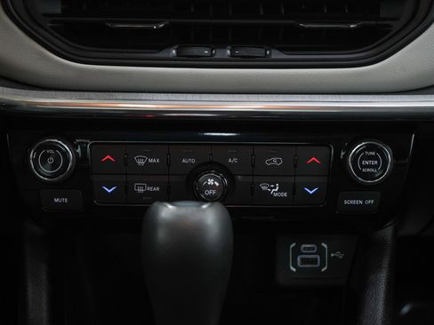 Used 2023 Jeep Compass Limited w/ Sun and Sound Group AWD/4WD image 18
