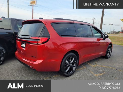 New 2026 Chrysler Pacifica Limited w/ S Appearance Package image 13