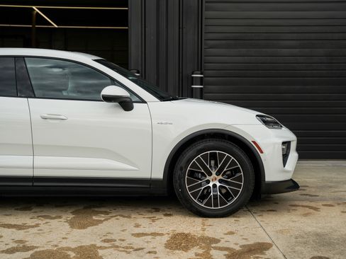 Certified 2025 Porsche Macan Electric image 15