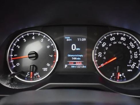 Used 2020 Toyota RAV4 LE FWD image 27