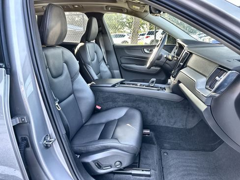 Used 2025 Volvo XC60 B5 Plus AWD/4WD image 9