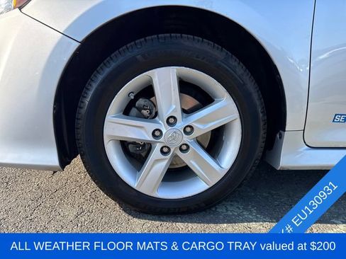Used 2014 Toyota Camry SE w/ Moonroof Package FWD image 4