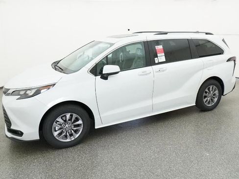 New 2026 Toyota Sienna XLE image 2