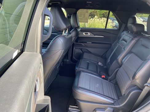 Used 2025 Ford Explorer ST-Line w/ ST-Line Street Pack AWD/4WD image 19