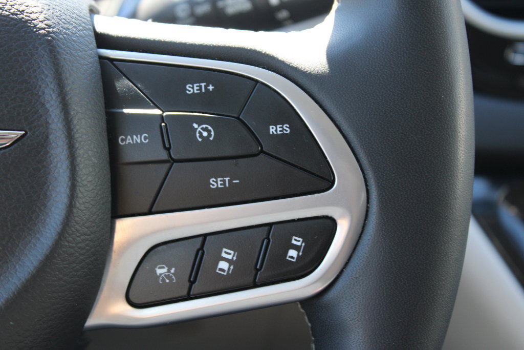 Used 2024 Chrysler Pacifica Touring-L FWD image 27