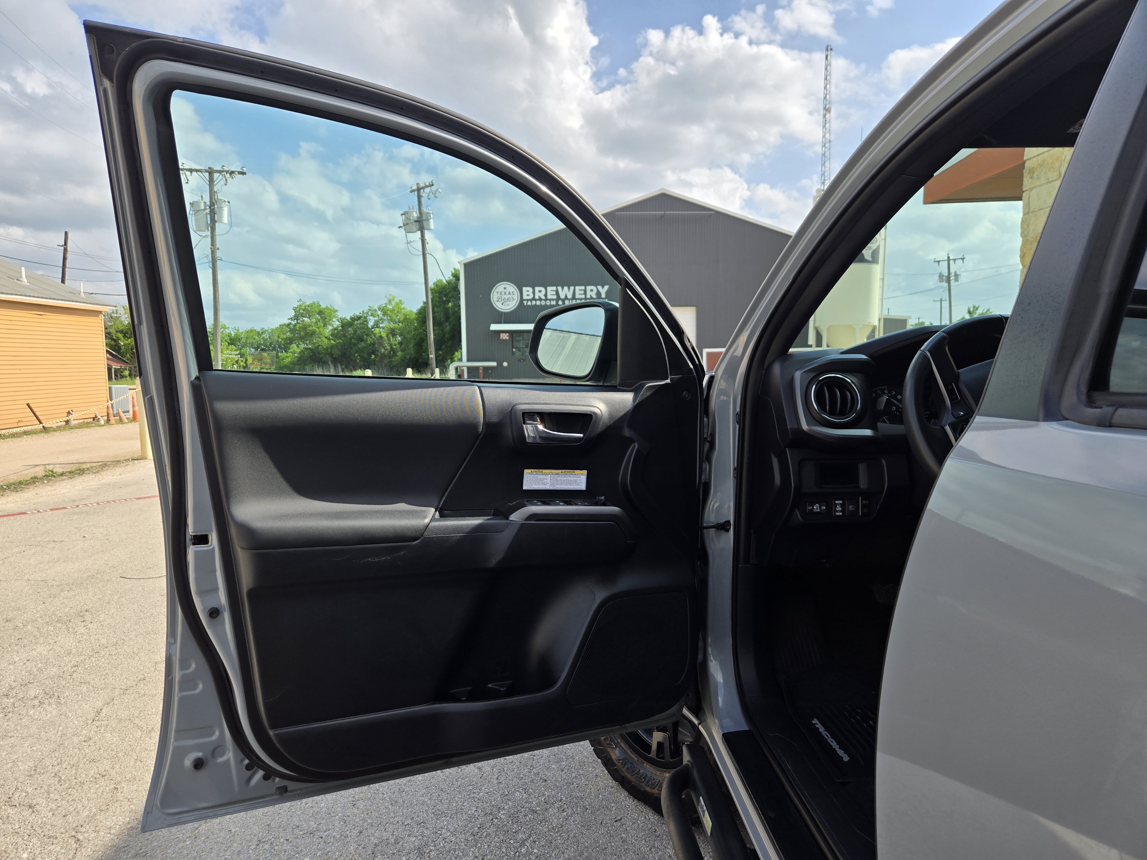 Used 2019 Toyota Tacoma TRD Off-Road AWD/4WD image 4