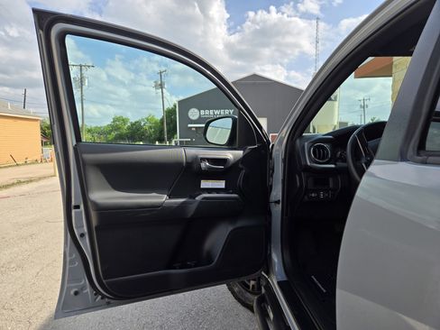 Used 2019 Toyota Tacoma TRD Off-Road image 4