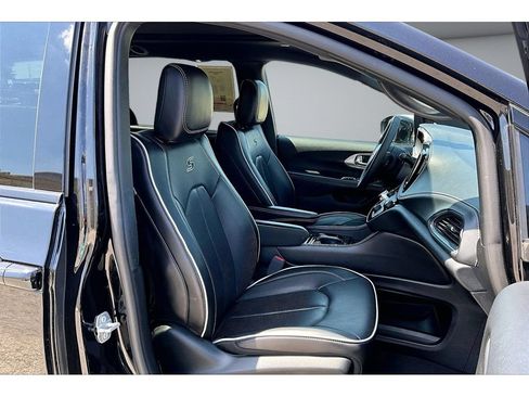 Certified 2025 Chrysler Pacifica Limited FWD image 51