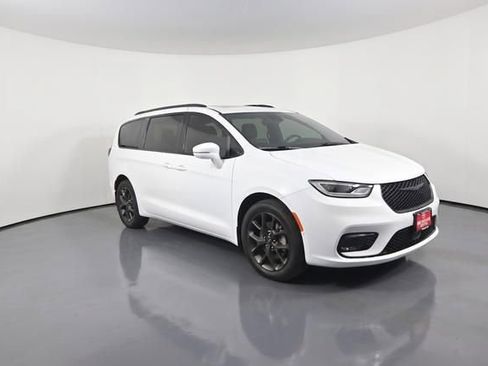 Used 2022 Chrysler Pacifica Limited w/ S Appearance Package AWD/4WD image 25