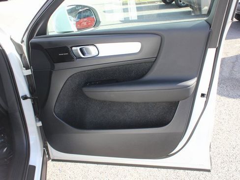 Used 2019 Volvo XC40 T5 Momentum image 30