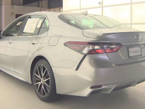 Used 2022 Toyota Camry SE FWD image 4