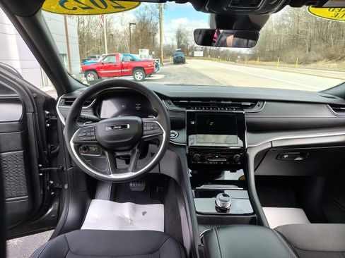 Certified 2025 Jeep Grand Cherokee L Laredo image 24