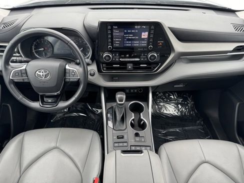 Certified 2021 Toyota Highlander XLE image 2