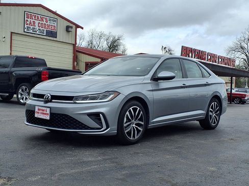 Used 2025 Volkswagen Jetta SE FWD image 1