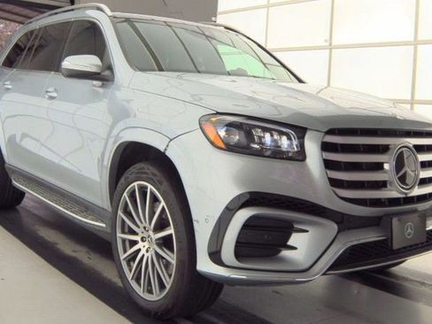 Used 2025 Mercedes-Benz GLS 580 GLS 580 4MATIC Captain Chairs image 4