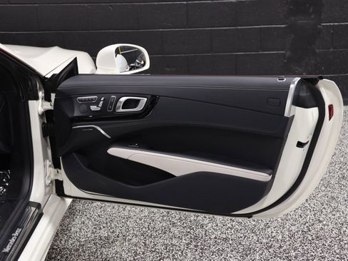 Used 2015 Mercedes-Benz SL 550 w/ White Arrow Edition image 40