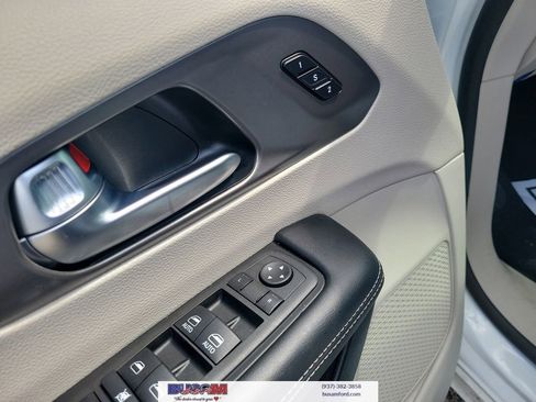 Used 2023 Chrysler Pacifica Touring-L FWD image 17