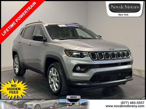 Used 2023 Jeep Compass Latitude w/ Sun and Sound Group AWD/4WD image 1