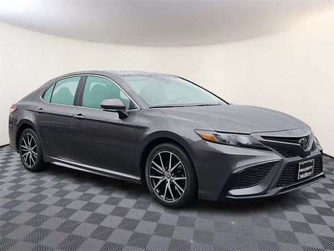Used 2023 Toyota Camry SE image 3