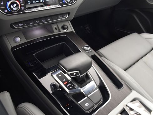 Used 2024 Audi Q5 e Prestige w/ Prestige Package image 34