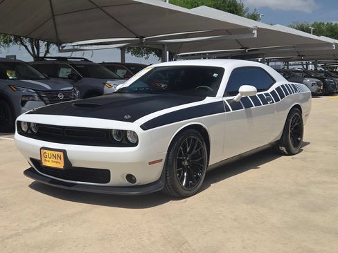 Used 2019 Dodge Challenger R/T w/ Driver Convenience Group RWD image 7