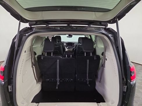 Used 2023 Chrysler Pacifica Touring-L FWD image 32