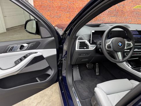 Used 2026 BMW X5 xDrive40i w/ M Sport Package AWD/4WD image 8
