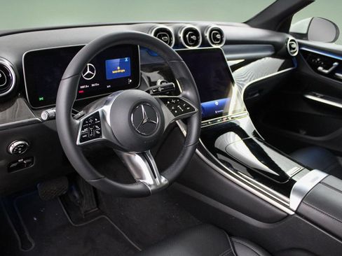 Used 2025 Mercedes-Benz GLC 300 image 2