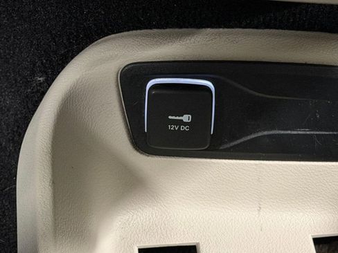 Used 2022 Chrysler Voyager LX FWD image 27