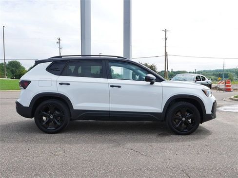 Certified 2025 Volkswagen Taos SE image 8