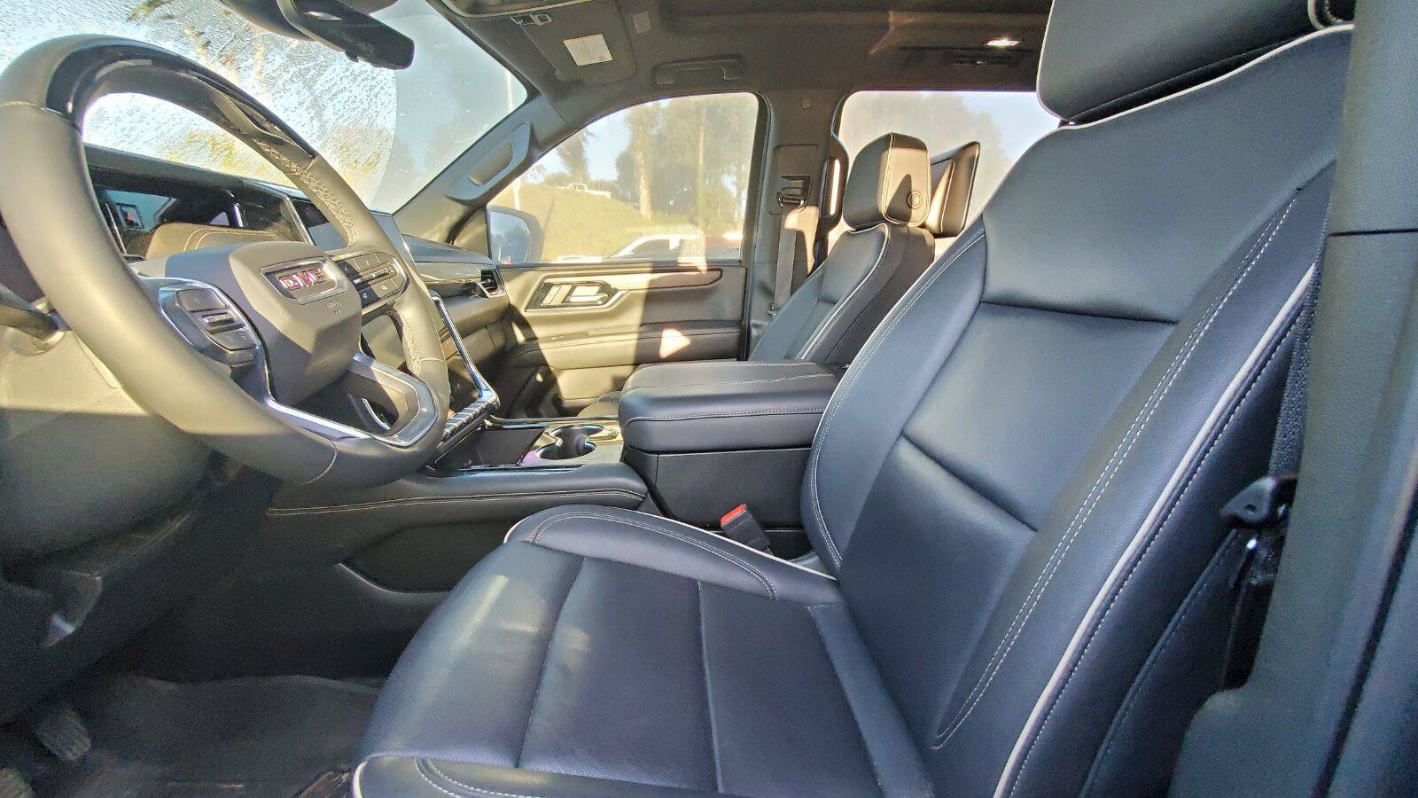 Used 2025 GMC Yukon XL Elevation w/ Elevation Premium Package AWD/4WD image 3