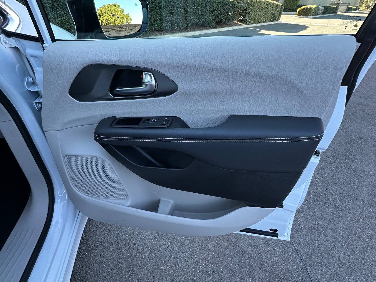 Used 2024 Chrysler Pacifica Limited FWD image 13