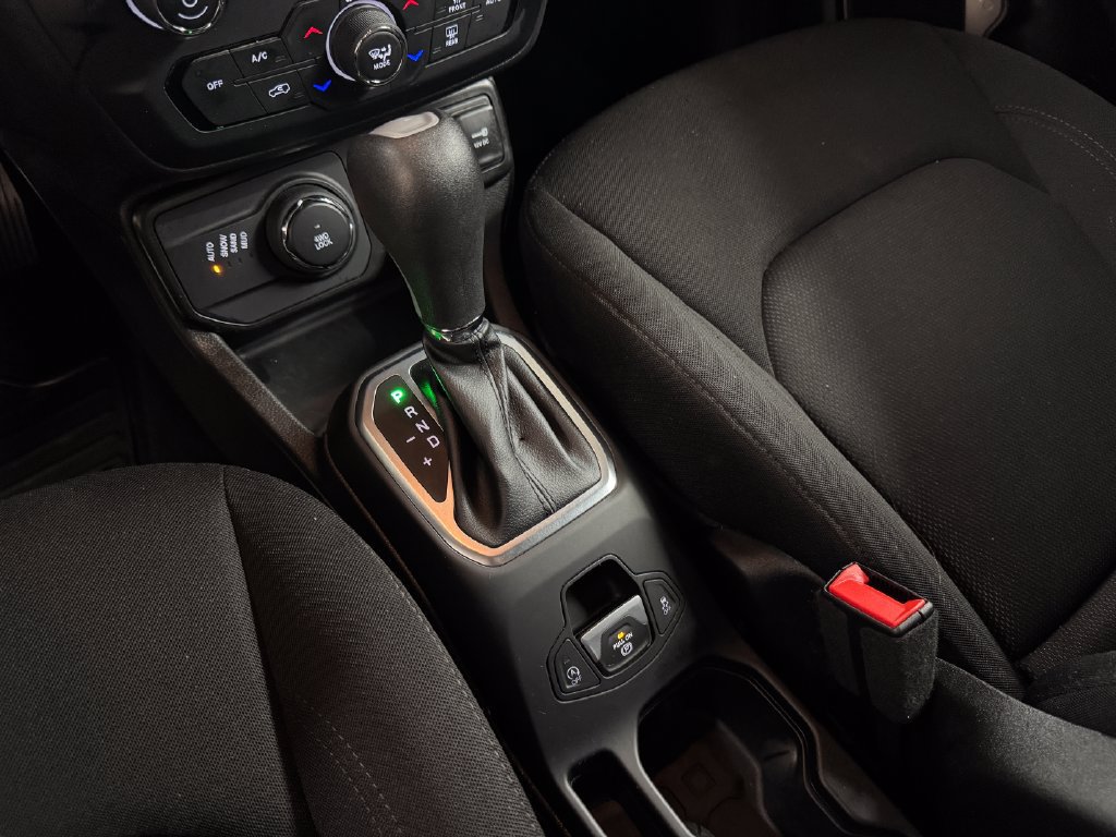 Used 2023 Jeep Renegade Latitude AWD/4WD image 23