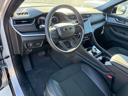 New 2025 Jeep Grand Cherokee L Altitude image 15
