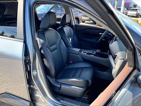 Used 2023 Nissan Rogue SV w/ SV Premium B Package image 11