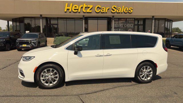 Used 2026 Chrysler Pacifica Limited FWD image 5