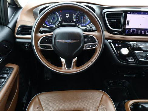 Used 2018 Chrysler Pacifica Limited image 9