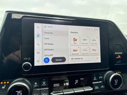 Used 2023 Toyota Highlander XLE image 14