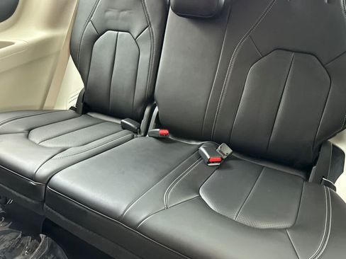 Used 2024 Chrysler Pacifica Touring-L FWD image 16