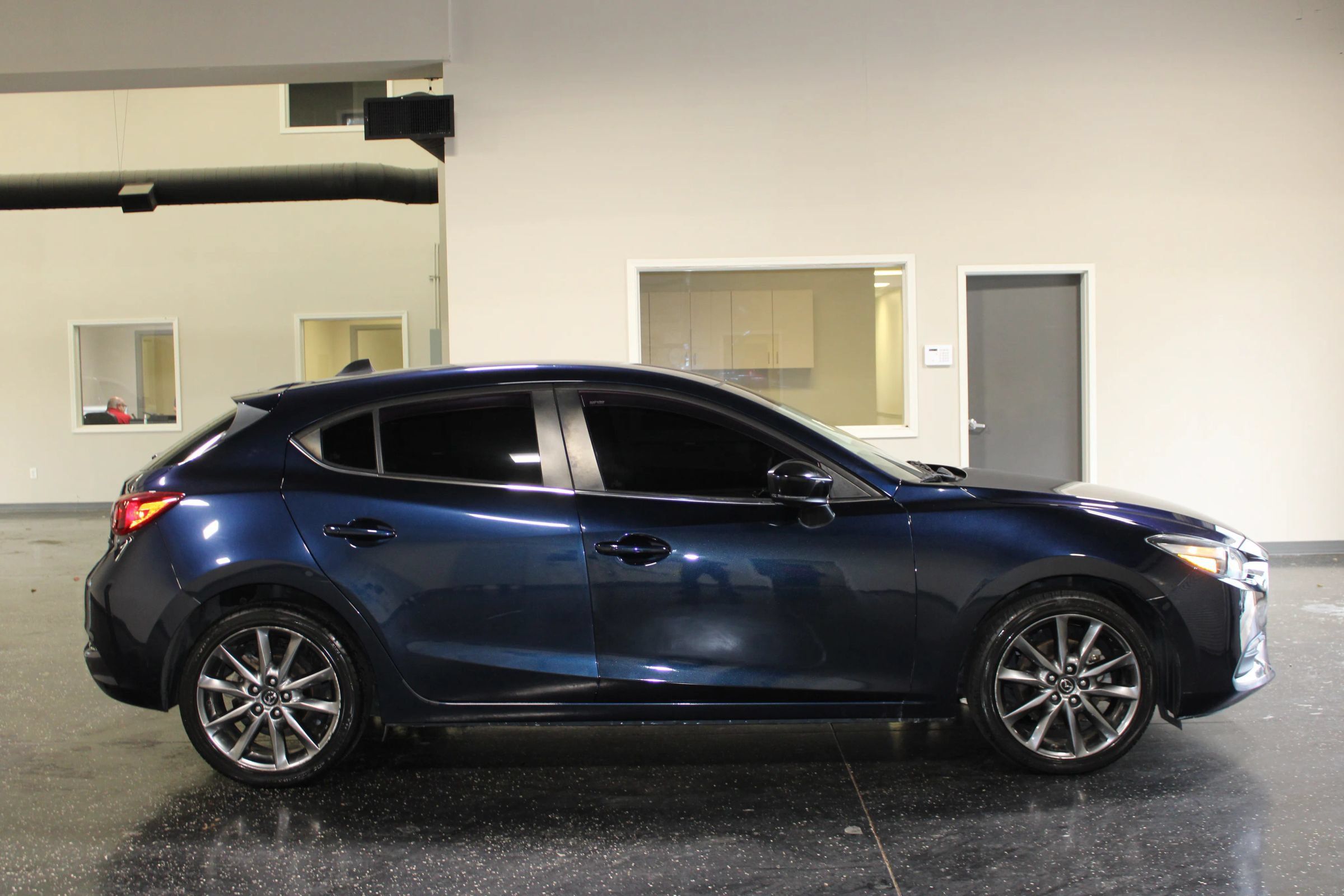 Used 2018 MAZDA MAZDA3 Touring FWD image 3