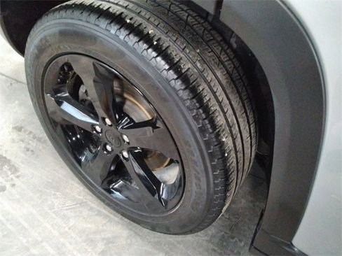 Used 2024 Jeep Grand Cherokee L Limited w/ Luxury Tech Group II image 19