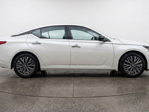 Used 2025 Nissan Altima 2.5 SV FWD image 11