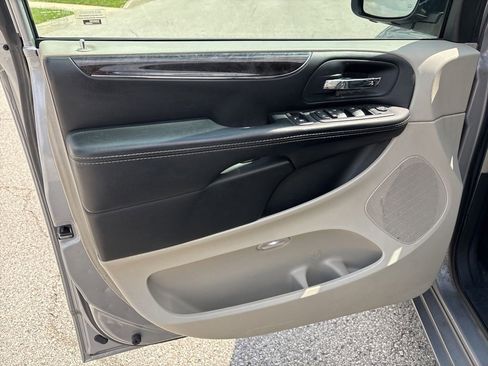 Used 2016 Chrysler Town & Country Touring FWD image 8