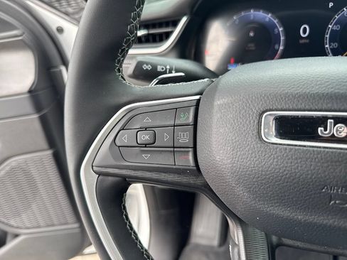 Used 2025 Jeep Grand Cherokee Altitude AWD/4WD image 17