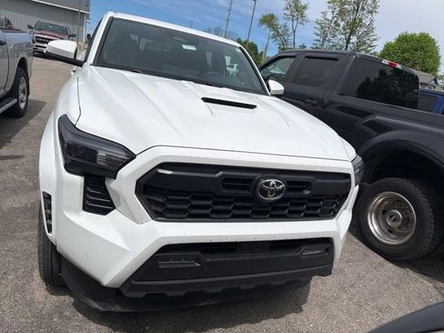 Used 2024 Toyota Tacoma TRD Sport w/ TRD Sport Upgrade Package AWD/4WD image 2