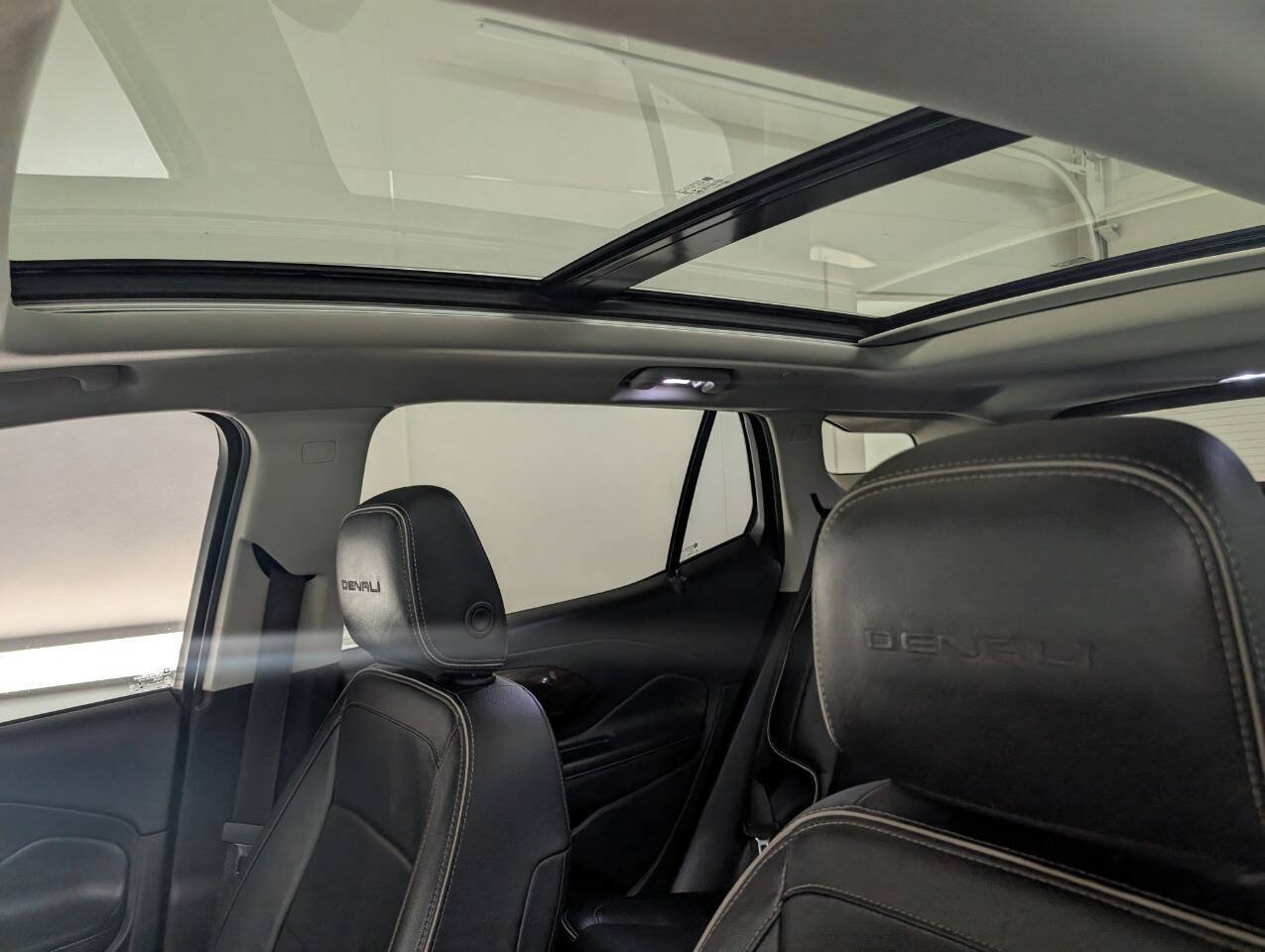 Used 2019 GMC Terrain Denali w/ GMC Pro Grade Package AWD/4WD image 11