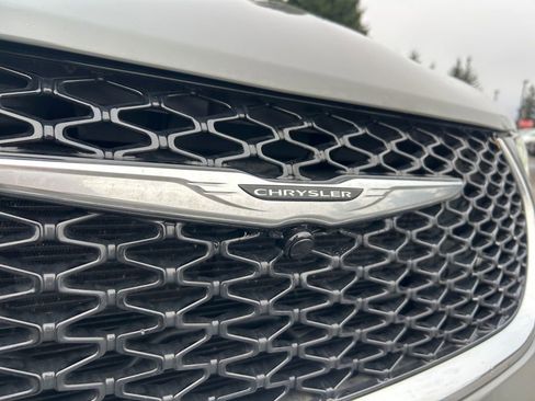 Used 2022 Chrysler Pacifica Touring-L image 31