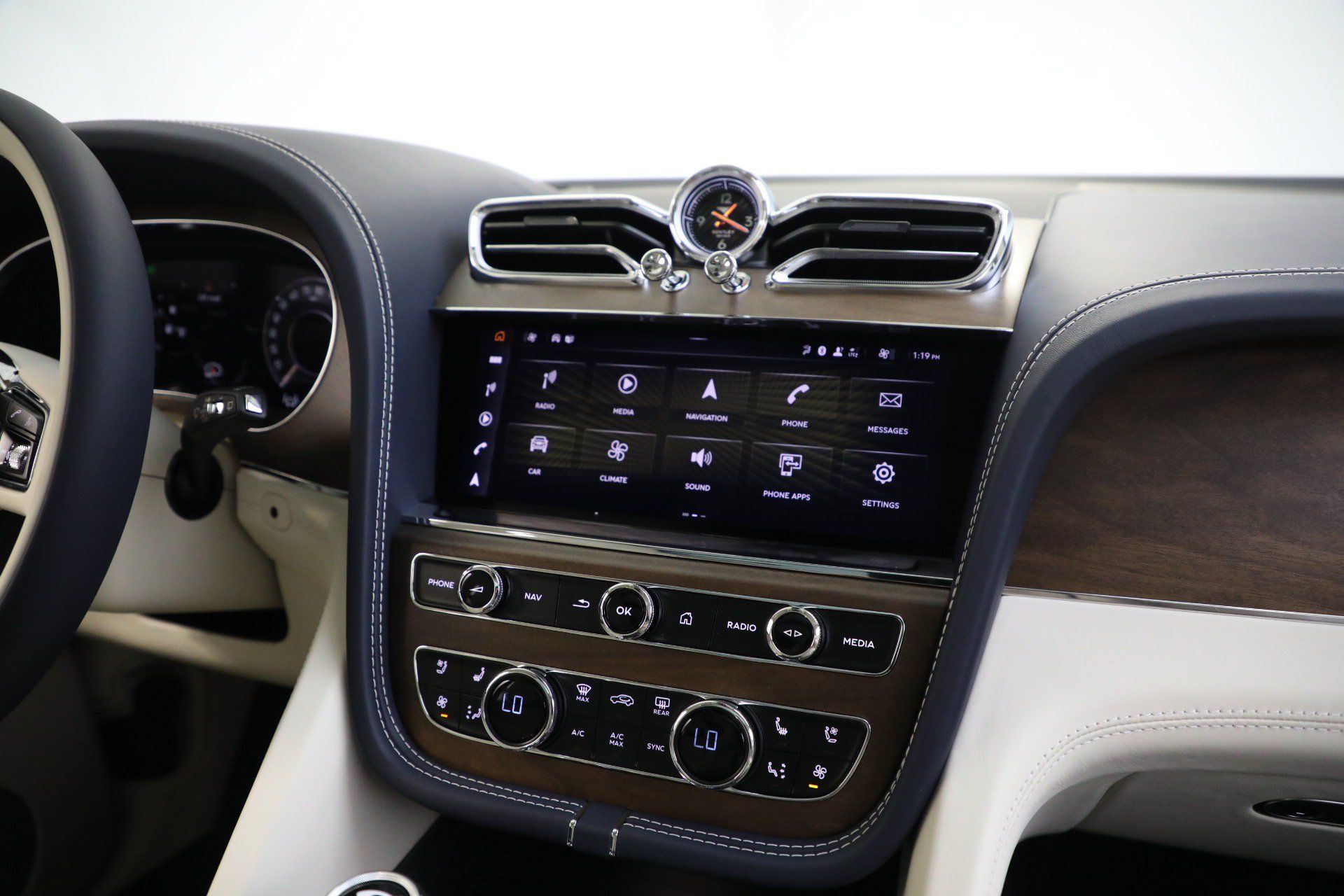 Used 2024 Bentley Bentayga Extended Wheelbase AWD/4WD image 34