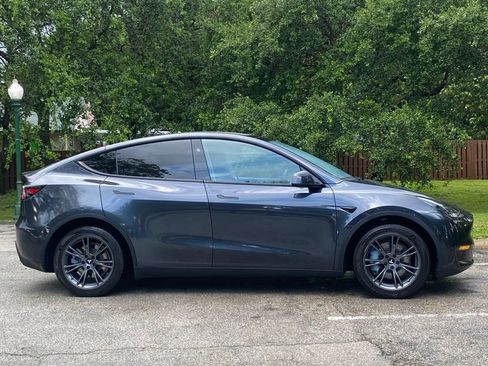 Used 2024 Tesla Model Y Long Range RWD image 9