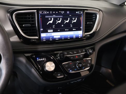 Used 2024 Chrysler Pacifica Touring-L w/ Uconnect Theater Family Group FWD image 5